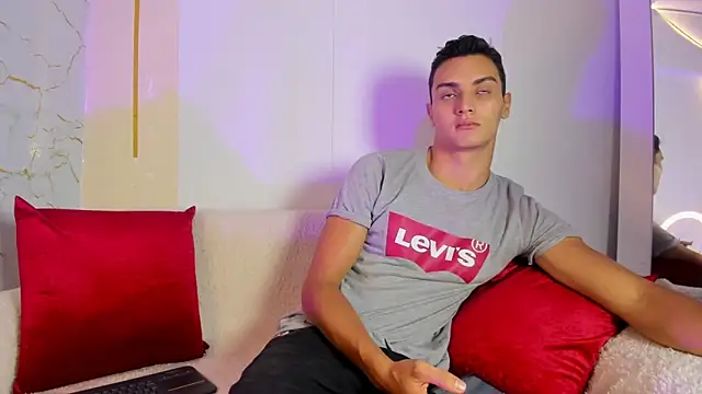 Snapshot of andrewevans46 chatting on 06-02-26, 01:11 andrewevans46 online show from 06-02-26, 01:11