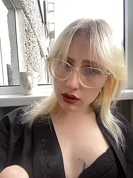 Snapshot of xp_blondie chatting on 06-11-26, 12:46 xp blondie online show from 06-11-26, 12:46