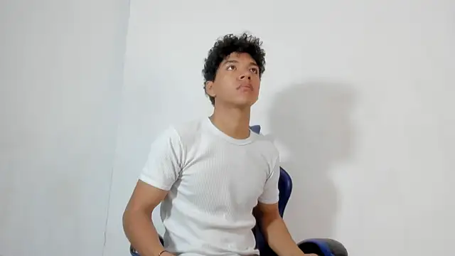 Snapshot of Maximiliano_Young chatting on 07-06-26, 12:12 Maximiliano Young online show from 07-06-26, 12:12