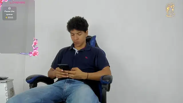 Snapshot of Maximiliano_Young chatting on 06-27-26, 12:44 Maximiliano Young online show from 06-27-26, 12:44