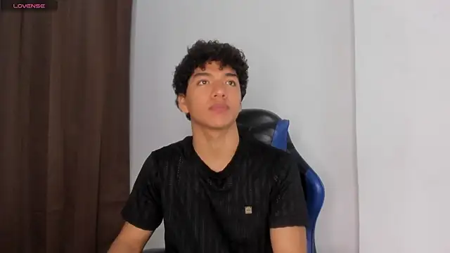 Snapshot of Maximiliano_Young chatting on 06-04-26, 12:43 Maximiliano Young online show from 06-04-26, 12:43