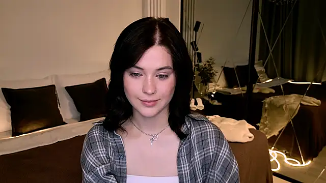 Snapshot of MurielGray chatting on 06-02-26, 05:40 MurielGray online show from 06-02-26, 05:40