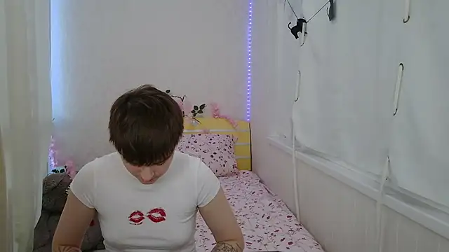 Snapshot of EmyHills chatting on 06-19-26, 02:45 EmyHills online show from 06-19-26, 02:45