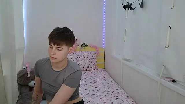 Snapshot of EmyHills chatting on 06-18-26, 02:33 EmyHills online show from 06-18-26, 02:33