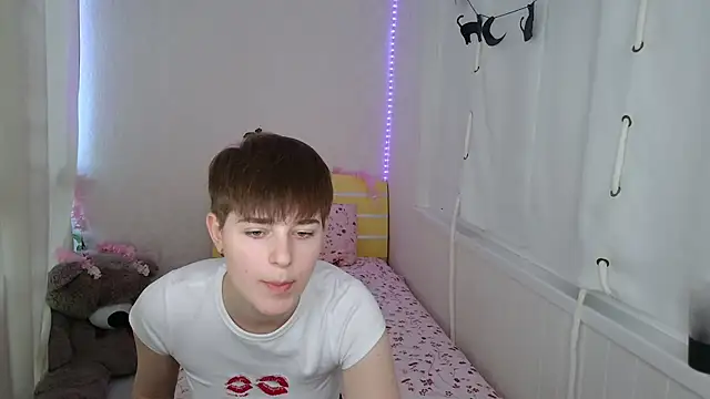 Snapshot of EmyHills chatting on 06-14-26, 03:57 EmyHills online show from 06-14-26, 03:57