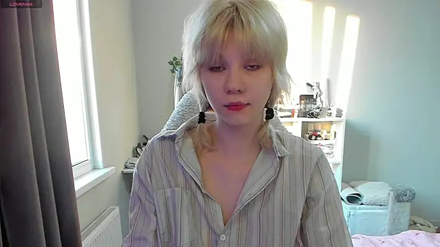 voguecaroline online show from 06-11-26, 05:43