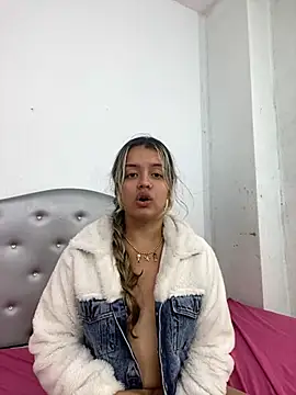 Snapshot of azulskyer chatting on 06-11-26, 02:53 azulskyer online show from 06-11-26, 02:53