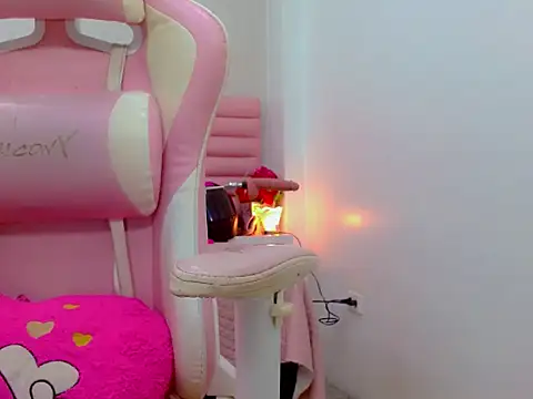 Snapshot of katiuska_lovely chatting on 06-15-26, 04:56 katiuska lovely online show from 06-15-26, 04:56