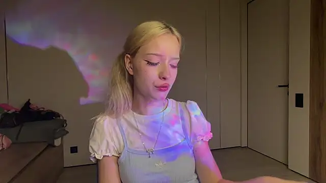 Snapshot of Anny_qte chatting on 06-22-26, 05:43 Anny qte online show from 06-22-26, 05:43