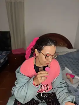 Snapshot of ArielFerrara chatting on 06-11-26, 05:04 ArielFerrara online show from 06-11-26, 05:04