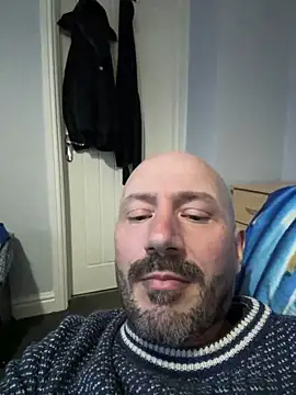 Snapshot of moonpig1 chatting on 06-07-26, 01:05 moonpig1 online show from 06-07-26, 01:05