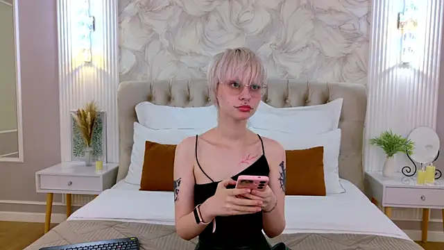 Snapshot of LauraDiazz chatting on 06-12-26, 06:27 LauraDiazz online show from 06-12-26, 06:27