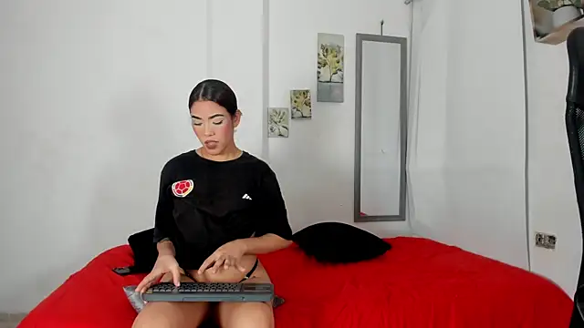 Snapshot of ashley_girl_queen chatting on 07-21-26, 05:42 ashley girl queen online show from 07-21-26, 05:42