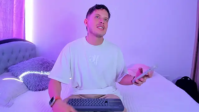 Snapshot of johnycooper08 chatting on 06-11-26, 02:14 johnycooper08 online show from 06-11-26, 02:14