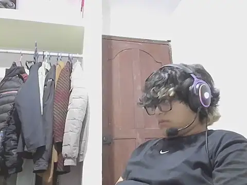 Snapshot of layom_21 chatting on 06-10-26, 01:18 layom 21 online show from 06-10-26, 01:18