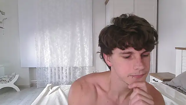 Snapshot of Eric_Crush chatting on 06-18-26, 04:22 Eric Crush online show from 06-18-26, 04:22
