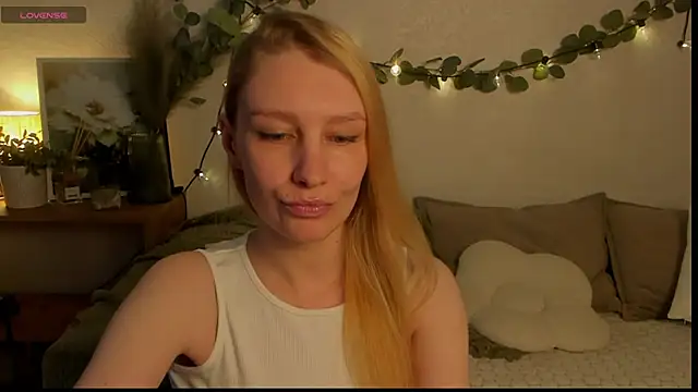 Snapshot of ReginaAmour chatting on 06-02-26, 02:39 ReginaAmour online show from 06-02-26, 02:39