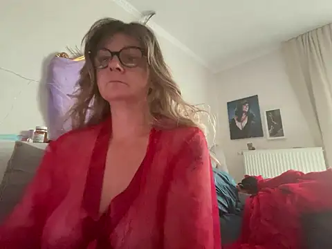 Snapshot of DirtyMarie80 chatting on 06-11-26, 04:53 DirtyMarie80 online show from 06-11-26, 04:53