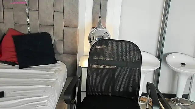 Snapshot of LucasThomson_ chatting on 07-18-26, 04:10 LucasThomson online show from 07-18-26, 04:10
