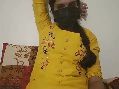 Snapshot of Sravanthi52 chatting on 06-06-26, 01:49 Sravanthi52 online show from 06-06-26, 01:49
