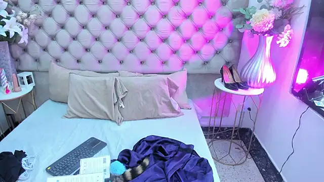 NaomiWhite  online show from 07-06-26, 08:44
