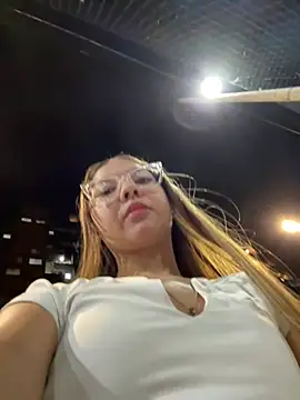 Snapshot of Sexy_emily_outdoors_ chatting on 06-11-26, 12:43 Sexy emily outdoors online show from 06-11-26, 12:43