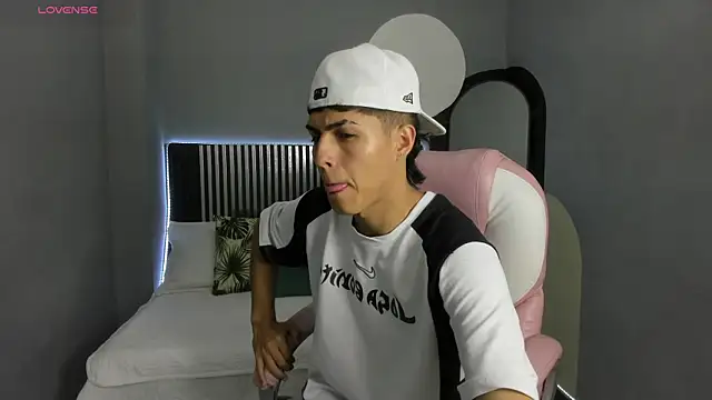 Snapshot of Axel_Mendozaa chatting on 06-11-26, 08:06 Axel Mendozaa online show from 06-11-26, 08:06