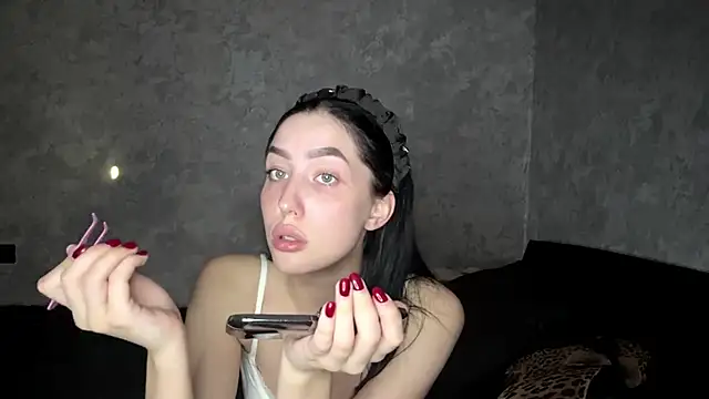 Snapshot of Ailish_Loveee chatting on 06-12-26, 03:21 Ailish Loveee online show from 06-12-26, 03:21
