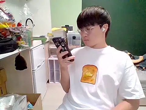 Snapshot of Yang_571 chatting on 06-29-26, 04:50 Yang 571 online show from 06-29-26, 04:50