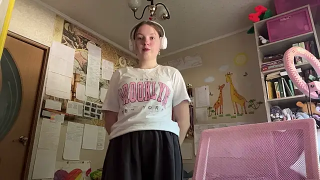 Snapshot of Aileyn chatting on 06-07-26, 08:19 Aileyn online show from 06-07-26, 08:19