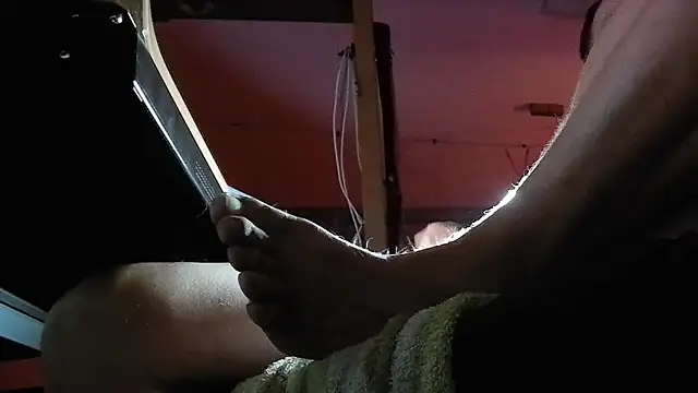 Snapshot of luukikuuki chatting on 06-20-26, 11:32 luukikuuki online show from 06-20-26, 11:32