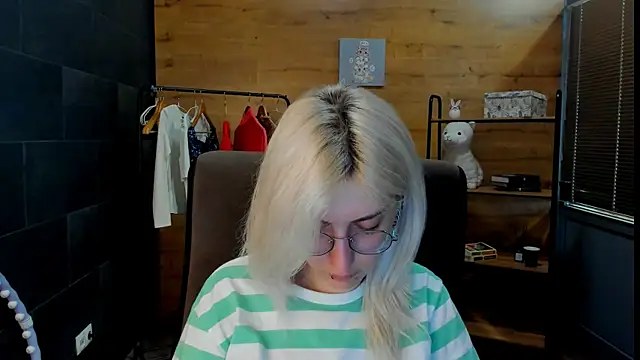 Snapshot of DaisyHopkins chatting on 06-21-26, 08:53 DaisyHopkins online show from 06-21-26, 08:53