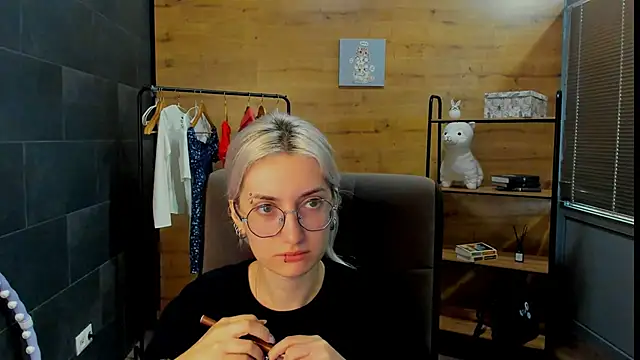 Snapshot of DaisyHopkins chatting on 06-20-26, 09:47 DaisyHopkins online show from 06-20-26, 09:47