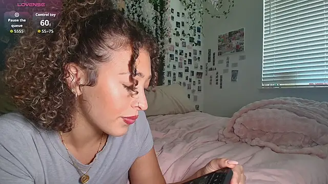 LyraCovee online show from 07-11-26, 12:22