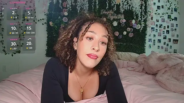 LyraCovee online show from 06-17-26, 12:32