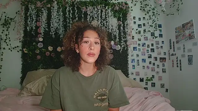 LyraCovee online show from 07-24-26, 12:17