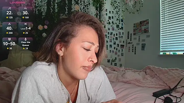 LyraCovee online show from 07-06-26, 12:17