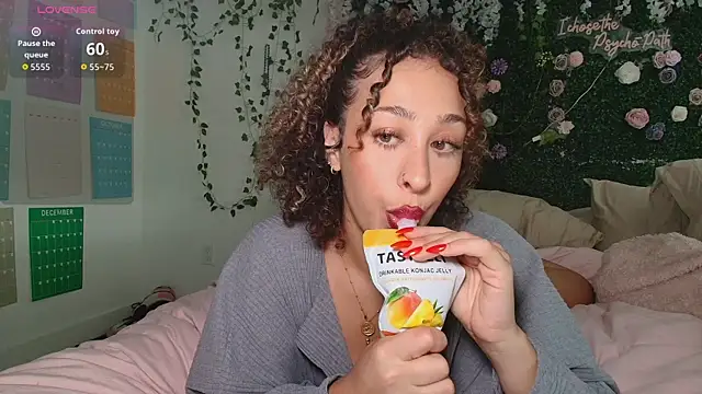 LyraCovee online show from 06-18-26, 12:31