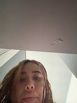 Snapshot of Issie_01 chatting on 06-28-26, 09:54 Issie 01 online show from 06-28-26, 09:54
