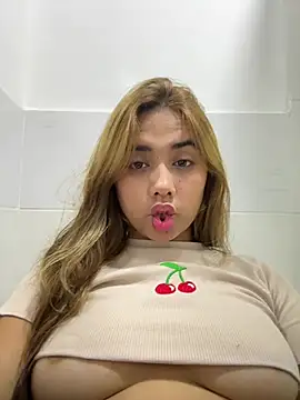 Snapshot of Issie_01 chatting on 07-05-26, 04:19 Issie 01 online show from 07-05-26, 04:19