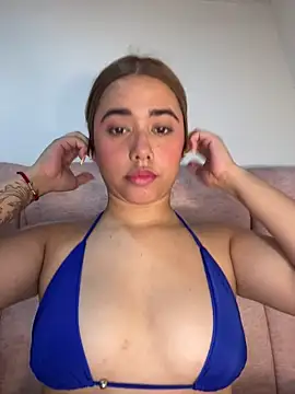 Snapshot of Issie_01 chatting on 06-14-26, 01:57 Issie 01 online show from 06-14-26, 01:57