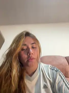 Snapshot of Issie_01 chatting on 06-30-26, 03:17 Issie 01 online show from 06-30-26, 03:17