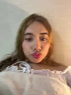 Snapshot of Issie_01 chatting on 06-16-26, 09:59 Issie 01 online show from 06-16-26, 09:59