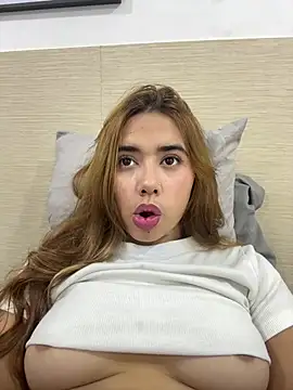 Snapshot of Issie_01 chatting on 07-24-26, 10:50 Issie 01 online show from 07-24-26, 10:50