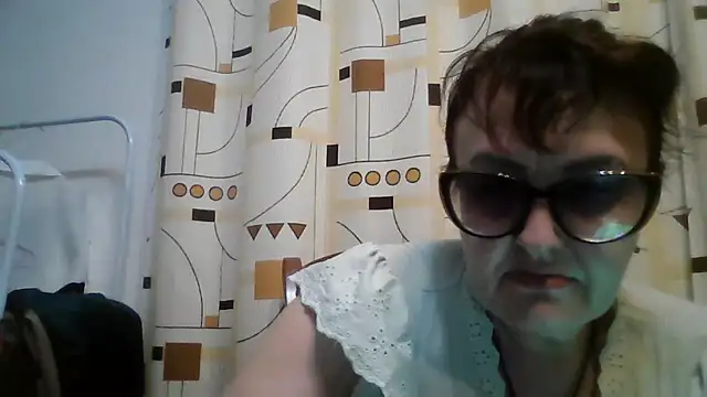 Snapshot of ErikaXShine chatting on 06-12-26, 06:27 ErikaXShine online show from 06-12-26, 06:27
