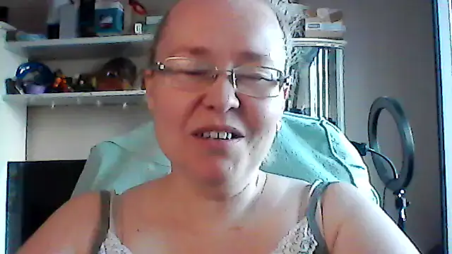 Snapshot of Viola27 chatting on 06-21-26, 10:21 Viola27 online show from 06-21-26, 10:21