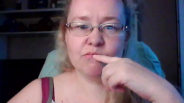 Snapshot of Viola27 chatting on 06-22-26, 02:58 Viola27 online show from 06-22-26, 02:58