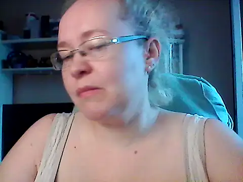 Snapshot of Viola27 chatting on 06-15-26, 02:28 Viola27 online show from 06-15-26, 02:28