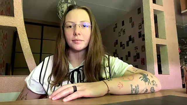 Snapshot of AlisonOhlmacher chatting on 06-12-26, 10:24 AlisonOhlmacher online show from 06-12-26, 10:24
