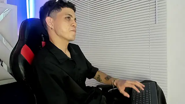 Snapshot of cameron_lux77 chatting on 06-26-26, 03:45 cameron lux77 online show from 06-26-26, 03:45